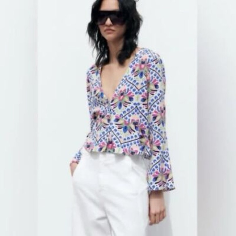 Zara - Colorful Floral Boho Bell Long Sleeve Lightweight V Neck Blouse Size Sm